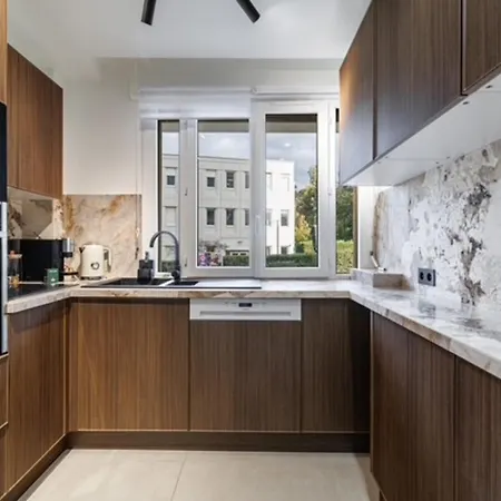 Modern In 6 People * Cannes